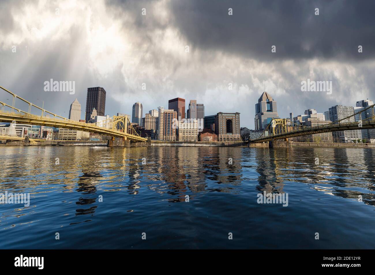 Front de mer urbain du centre-ville et ponts avec ciel orageux à Pittsburgh, Pennsylvanie. Banque D'Images