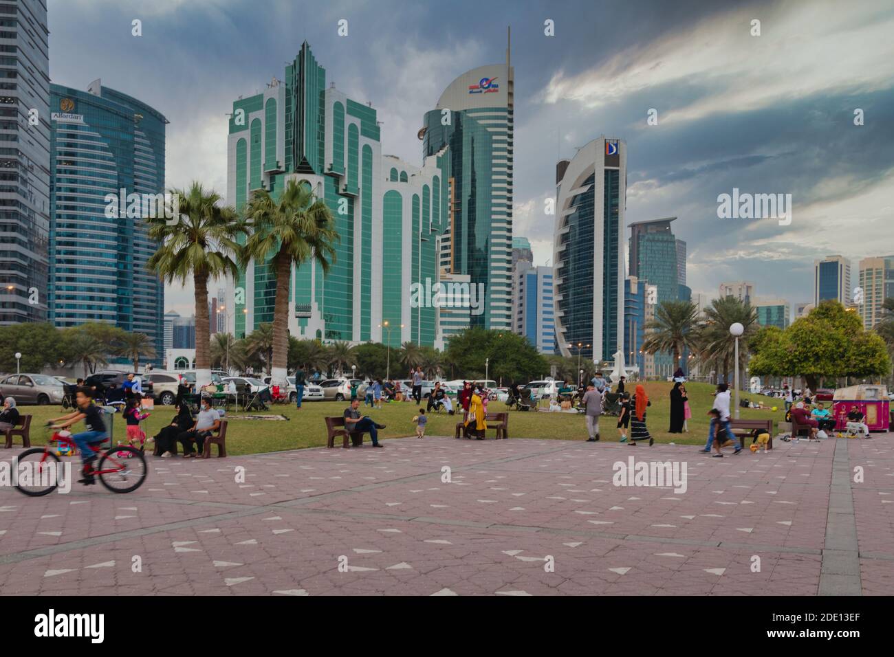 Sheraton Park à Doha Qatar après-midi tourné avec les gens appréciant le parc, Doha horizon et des nuages dans le ciel en arrière-plan Banque D'Images