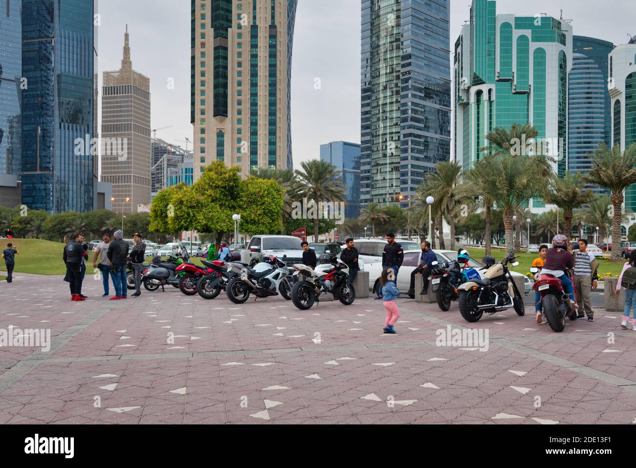 Sheraton Park à Doha Qatar après-midi tourné avec les gens appréciant le parc, Doha horizon et des nuages dans le ciel en arrière-plan Banque D'Images