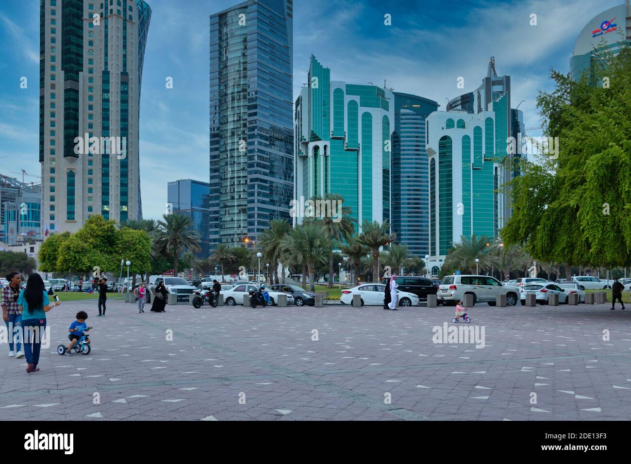 Sheraton Park à Doha Qatar après-midi tourné avec les gens appréciant le parc, Doha horizon et des nuages dans le ciel en arrière-plan Banque D'Images