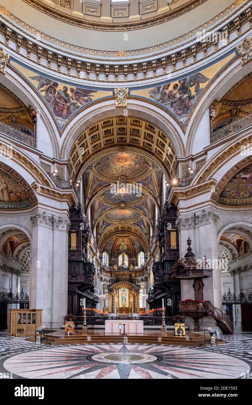 Cathédrale Saint-Paul, le quire (choeur) et l'autel haut montrant des mosaïques de William Blake Richmond et des sculptures en bois de Grinling Gibbons, Londres Banque D'Images