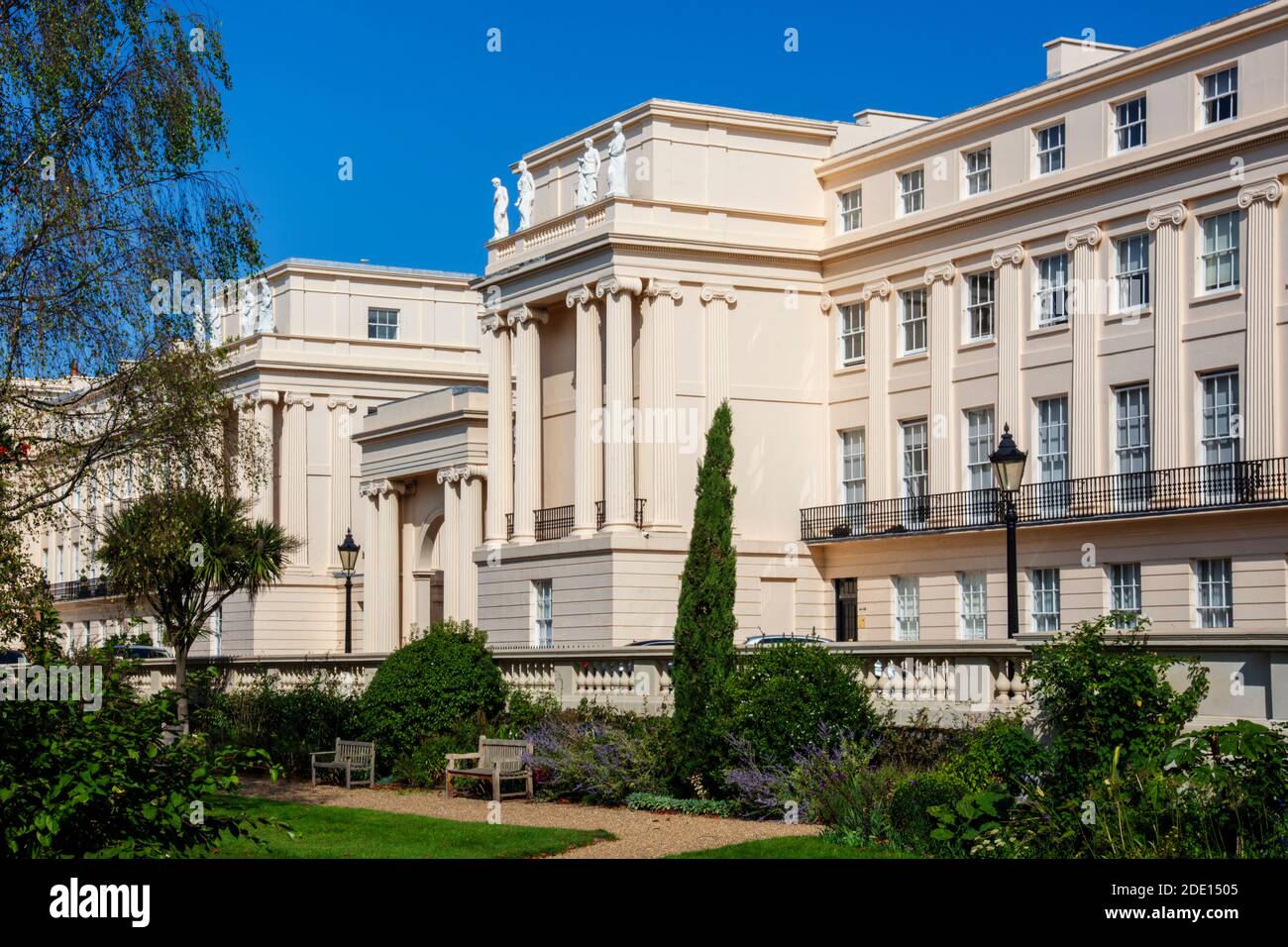 Cumberland Terrace, une rangée de luxueuses maisons de l'époque Regency par l'architecte John Nash à côté de Regents Park dans le centre de Londres, Angleterre, Royaume-Uni Banque D'Images