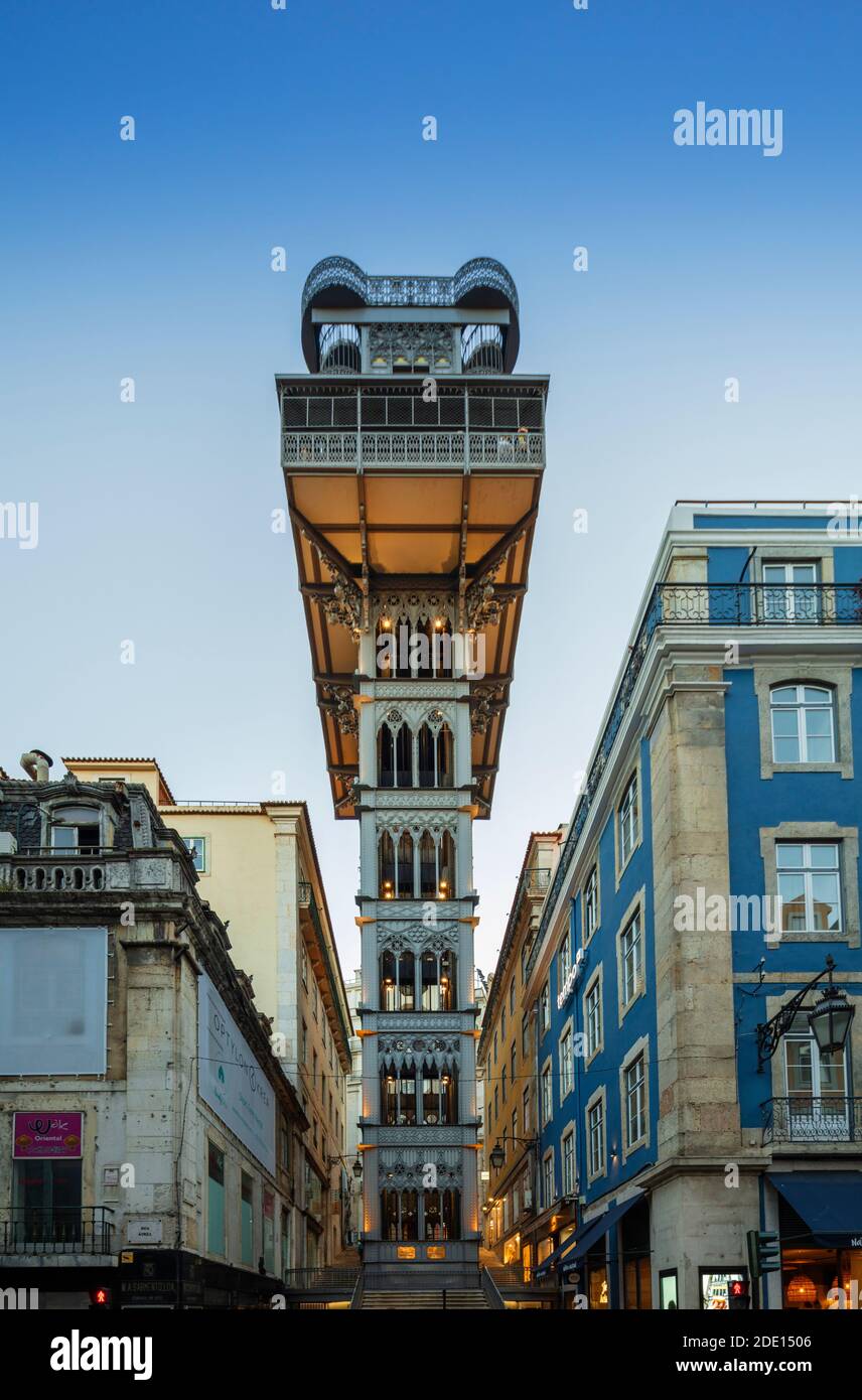 Le néo-gothique (Art Nouveau) Elevador Santa Justa (ascenseur Saint Justa) reliant la Baixa au Bairro Alto, Lisbonne, Portugal, Europe Banque D'Images