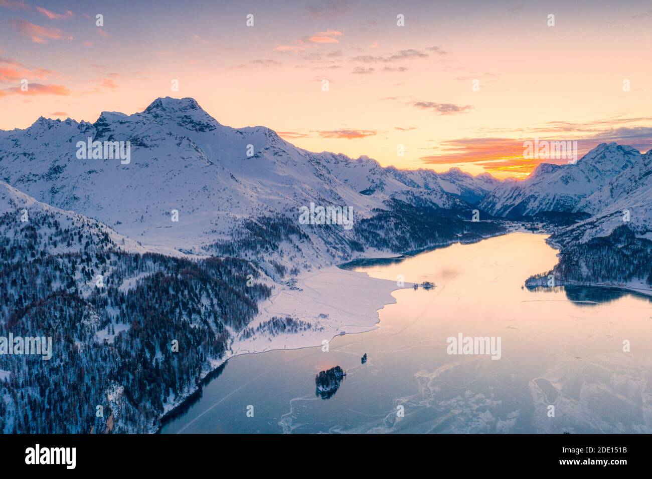 Vue aérienne du coucher de soleil sur le lac de Sils et Piz Da la Margna recouvert de neige, col de Maloja, Engadine, canton de Graubunden, Alpes suisses, Suisse, Europe Banque D'Images