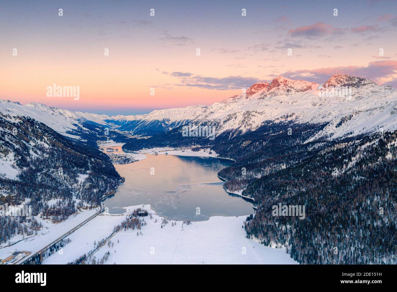Vue aérienne du lac gelé Silvaplana et Piz Corvatsch recouvert de neige au coucher du soleil, Engadine, canton de Graubunden, Alpes suisses, Suisse, Europe Banque D'Images