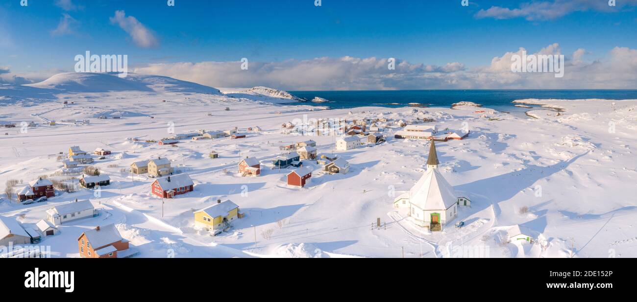 Vue aérienne des maisons traditionnelles et de l'église dans le petit village de Hasvik après une chute de neige, Troms og Finnmark, Norvège du Nord, Scandinavie, Europe Banque D'Images