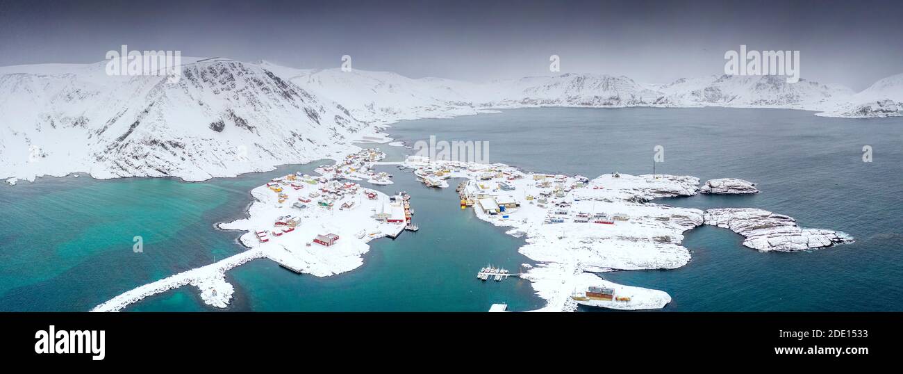 Vue aérienne des montagnes et de la mer entourant Sorvaer après un blizzard de neige, Soroya Island, Troms og Finnmark, Arctic, nord de la Norvège Banque D'Images