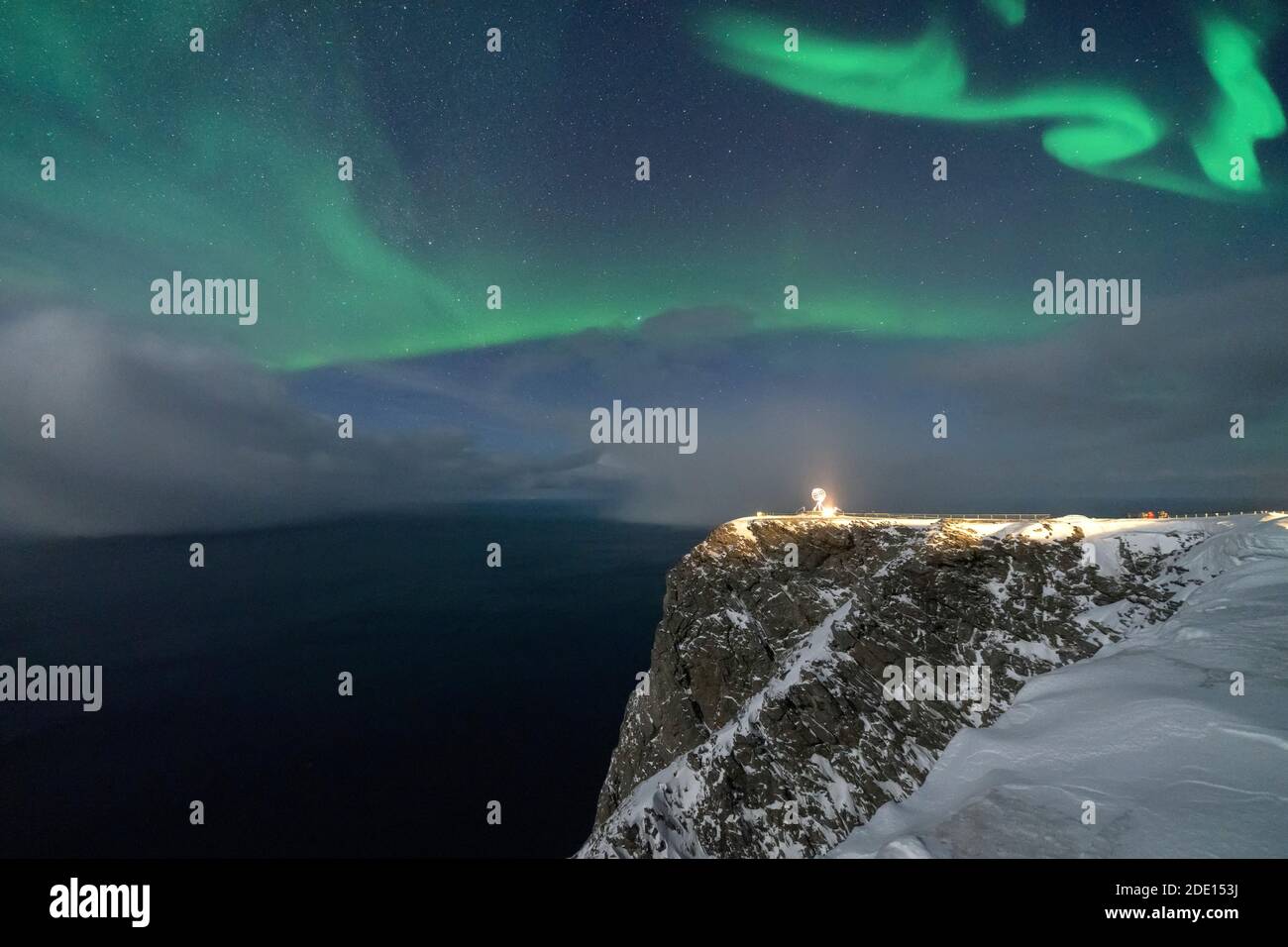 Aurores boréales (Aurora Borealis) au-dessus de la falaise du Cap Nord en hiver, île de Mageroya, mer de Barents, Troms og Finnmark, Norvège du Nord Banque D'Images
