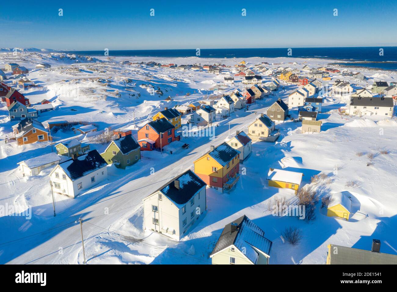 Rangées de maisons colorées traditionnelles couvertes de neige, vue aérienne, Berlevag, péninsule de Varanger, Troms og Finnmark, Norvège, Scandinavie, Europe Banque D'Images