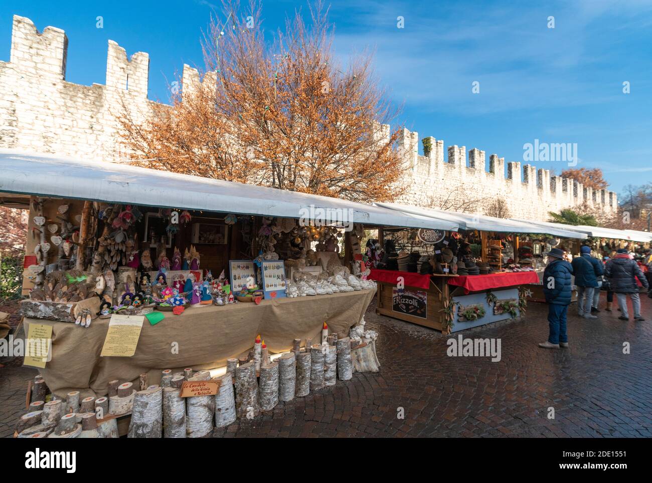 Produits artisanaux et traditionnels sur les marchés de Chirstmas dans la vieille ville de trente, Trentin, Italie, Europe Banque D'Images