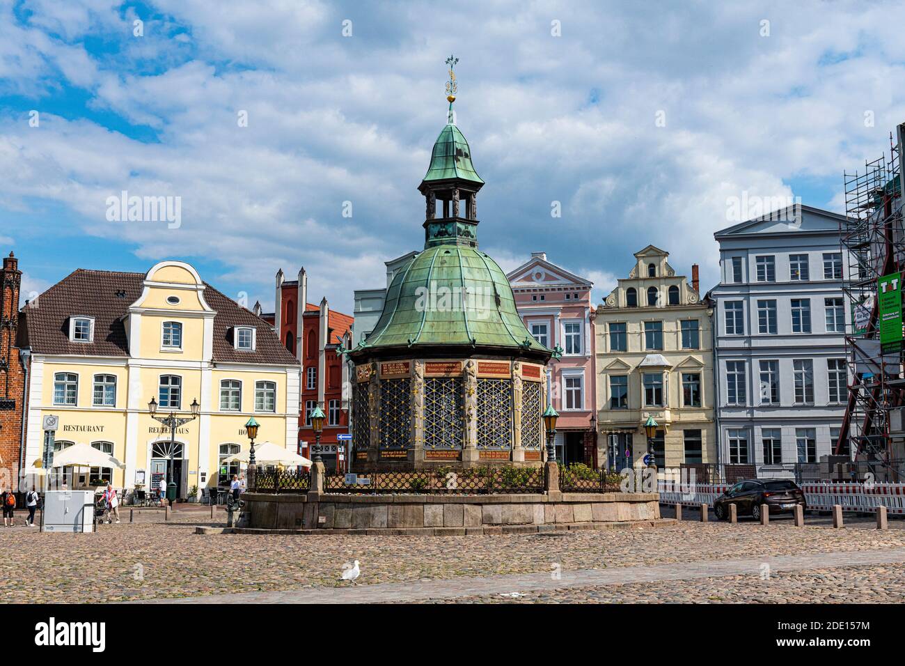 Fontaine d'eau sur la place du marché, ville hanséatique de Wismar, site du patrimoine mondial de l'UNESCO, Mecklembourg-Poméranie-Occidentale, Allemagne, Europe Banque D'Images