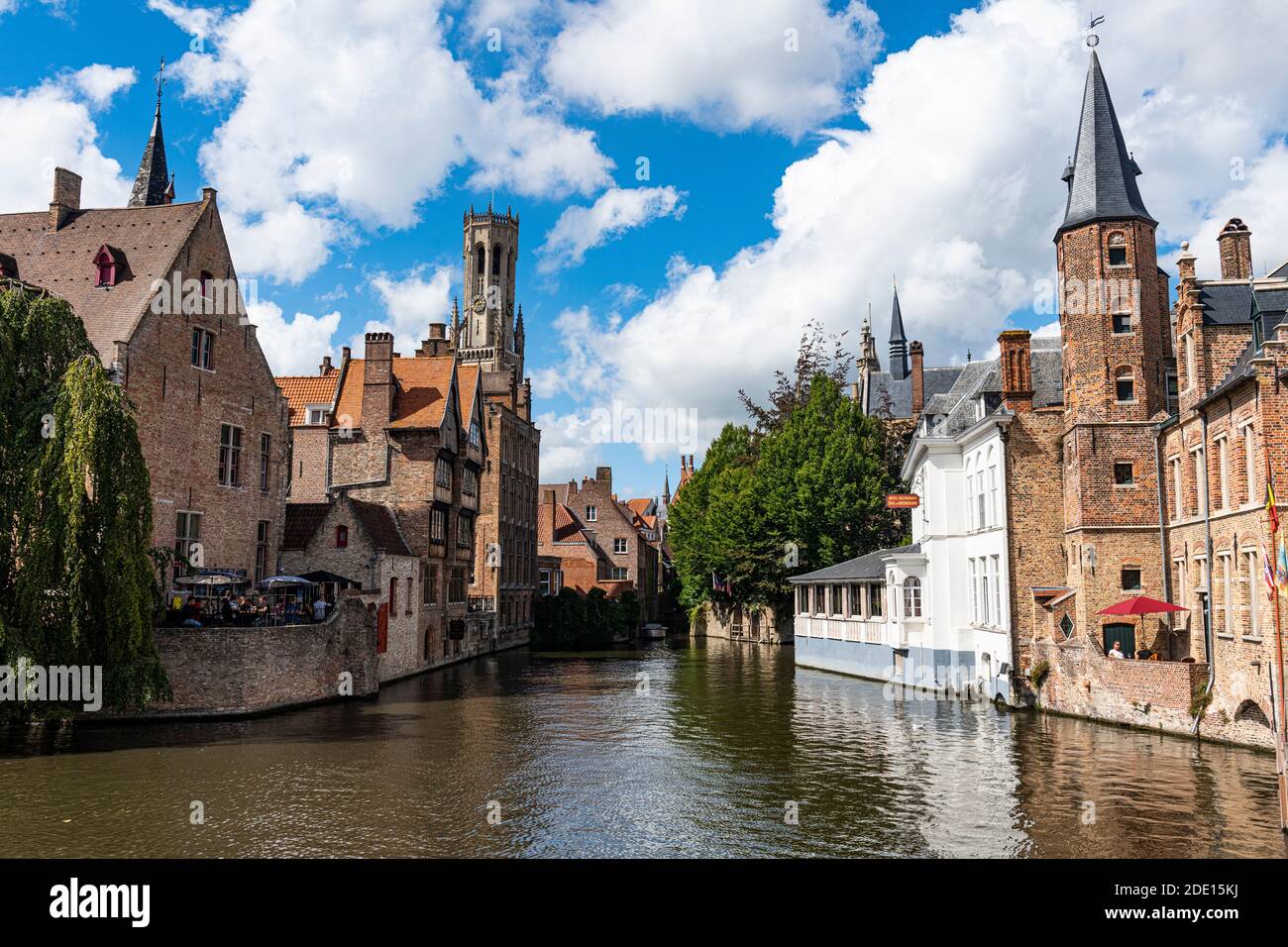 Rozenhoedkaai avec le beffroi, Bruges, site classé au patrimoine mondial de l'UNESCO, Belgique, Europe Banque D'Images