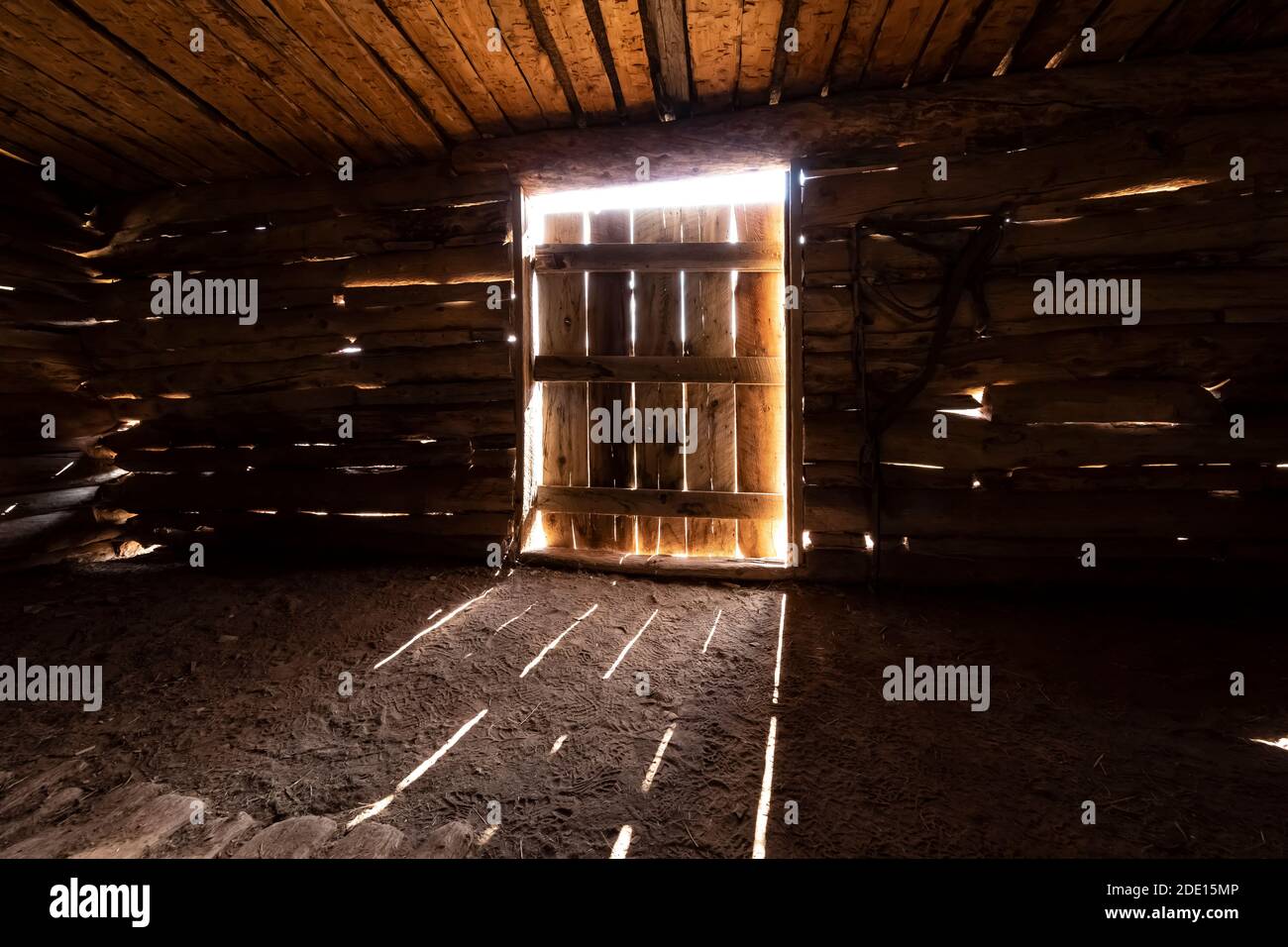 Porte dans la grange avec lumière traversant les fissures au site historique de Caroline Lockhart Ranch dans le terrain de loisirs national de Bighorn Canyon, près de Lovell, Wyo Banque D'Images