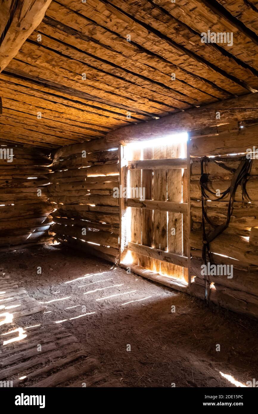 Porte dans la grange avec lumière traversant les fissures au site historique de Caroline Lockhart Ranch dans le terrain de loisirs national de Bighorn Canyon, près de Lovell, Wyo Banque D'Images