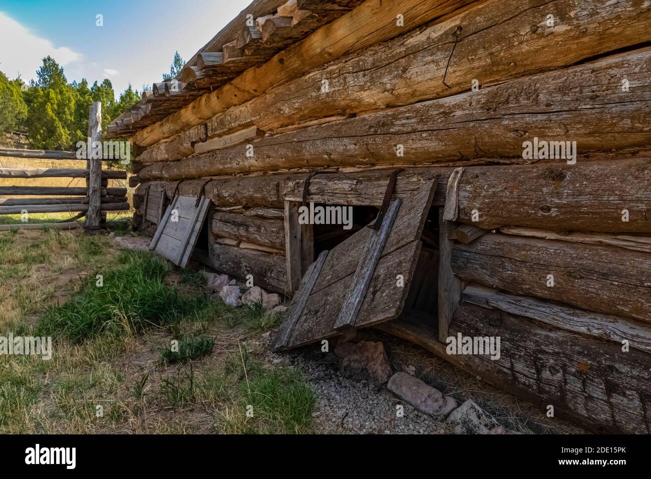 Portes pour le chargement du foin dans le creux de la grange au site historique de Caroline Lockhart Ranch, dans l'aire de loisirs nationale de Bighorn Canyon, près de Lovell, Wyoming, États-Unis Banque D'Images