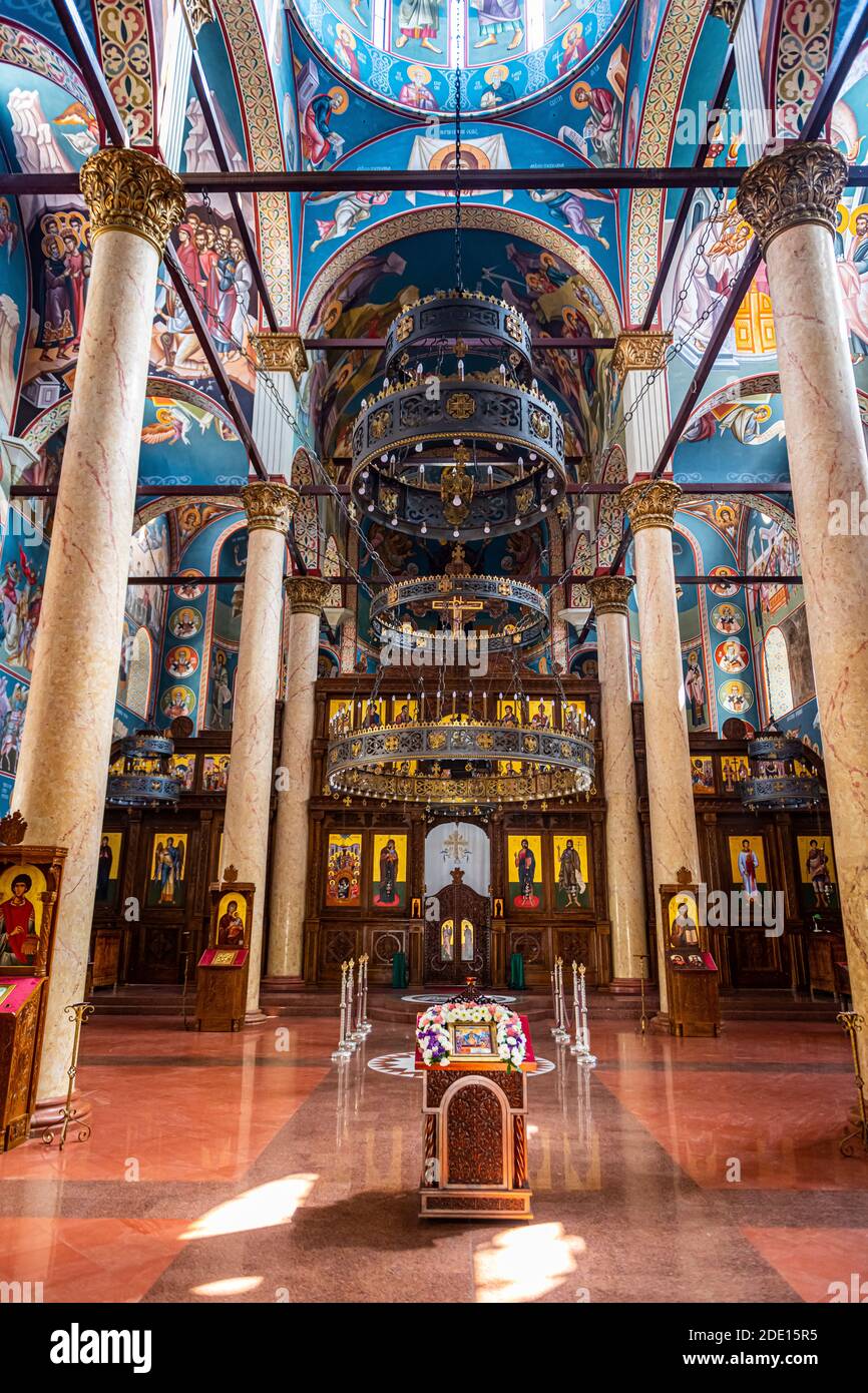 Peintures murales religieuses colorées, Cathédrale orthodoxe de la Sainte Trinité, NIS, Serbie, Europe Banque D'Images