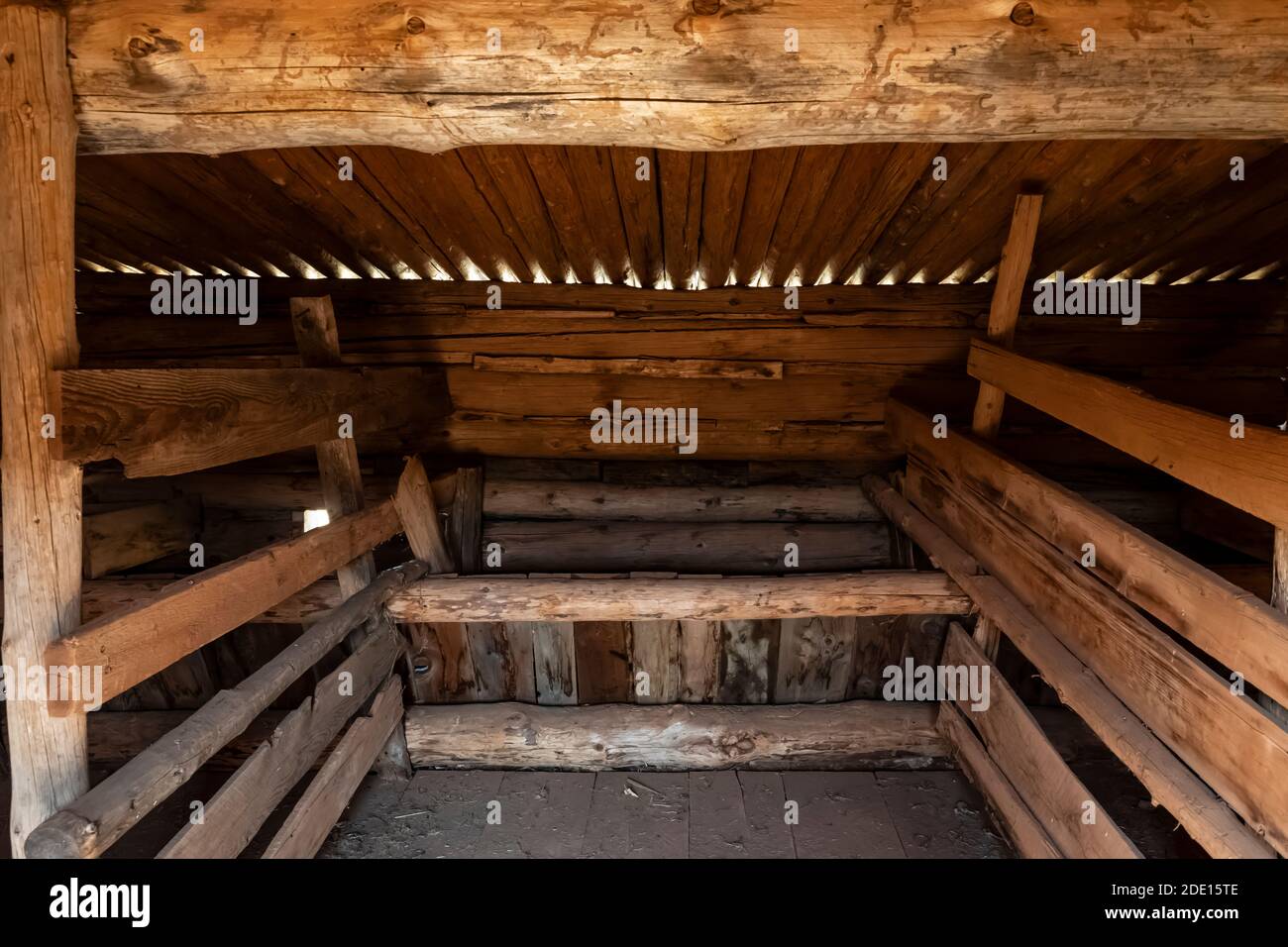 Bac d'alimentation pour le foin de bovins dans la grange du site historique de Caroline Lockhart Ranch, dans l'aire de loisirs nationale de Bighorn Canyon, près de Lovell, Wyoming, États-Unis Banque D'Images