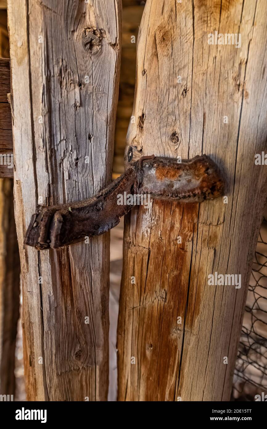 Charnière en cuir à la poulailler et à la grange du site historique de Caroline Lockhart Ranch, dans l'aire de loisirs nationale de Bighorn Canyon, près de Lovell, Wyoming, États-Unis Banque D'Images