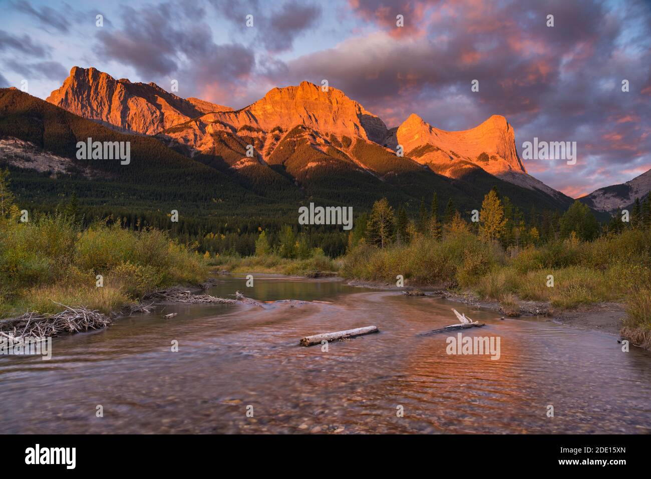 Lever du soleil et Alpenglow sur le mont Lawrence Grassi et Ha Ling Peak en automne, Canmore, Alberta, Rocheuses canadiennes, Canada, Amérique du Nord Banque D'Images