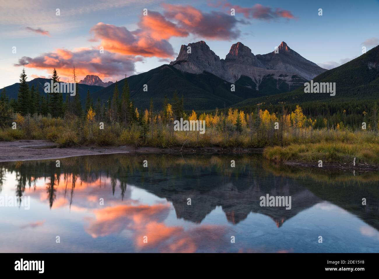 Lever de soleil en automne à Three Sisters Peaks près du parc national Banff, Canmore, Alberta, Rocheuses canadiennes, Canada, Amérique du Nord Banque D'Images