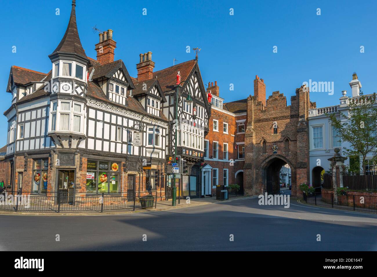 Vue sur North Bar, la porte de la ville et l'architecture richement ornée, Beverley, North Humberside, East Yorkshire, Angleterre, Royaume-Uni, Europe Banque D'Images