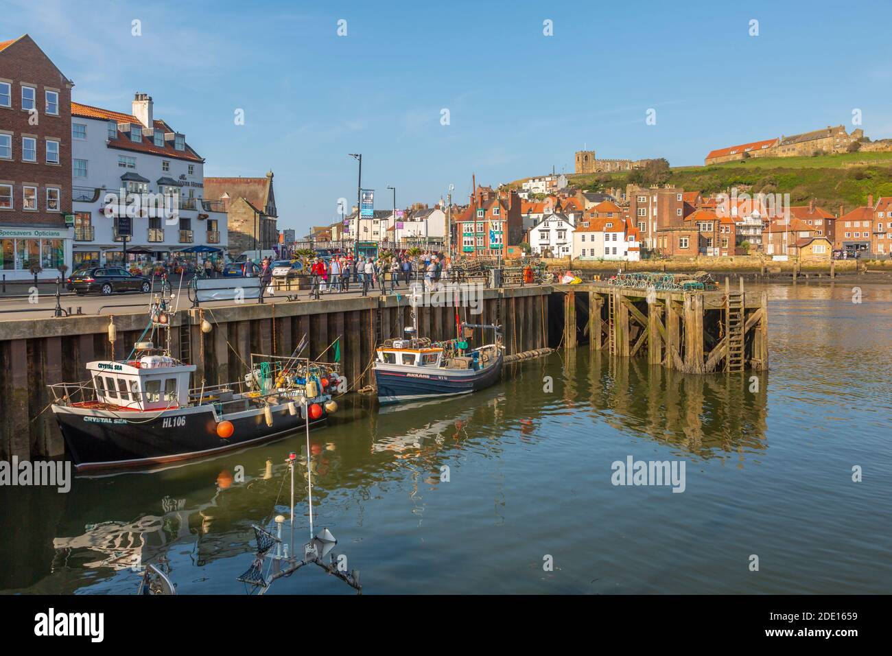 Vue sur l'église Sainte-Marie, les maisons et les bateaux sur la rivière Esk, Whitby, Yorkshire, Angleterre, Royaume-Uni, Europe Banque D'Images