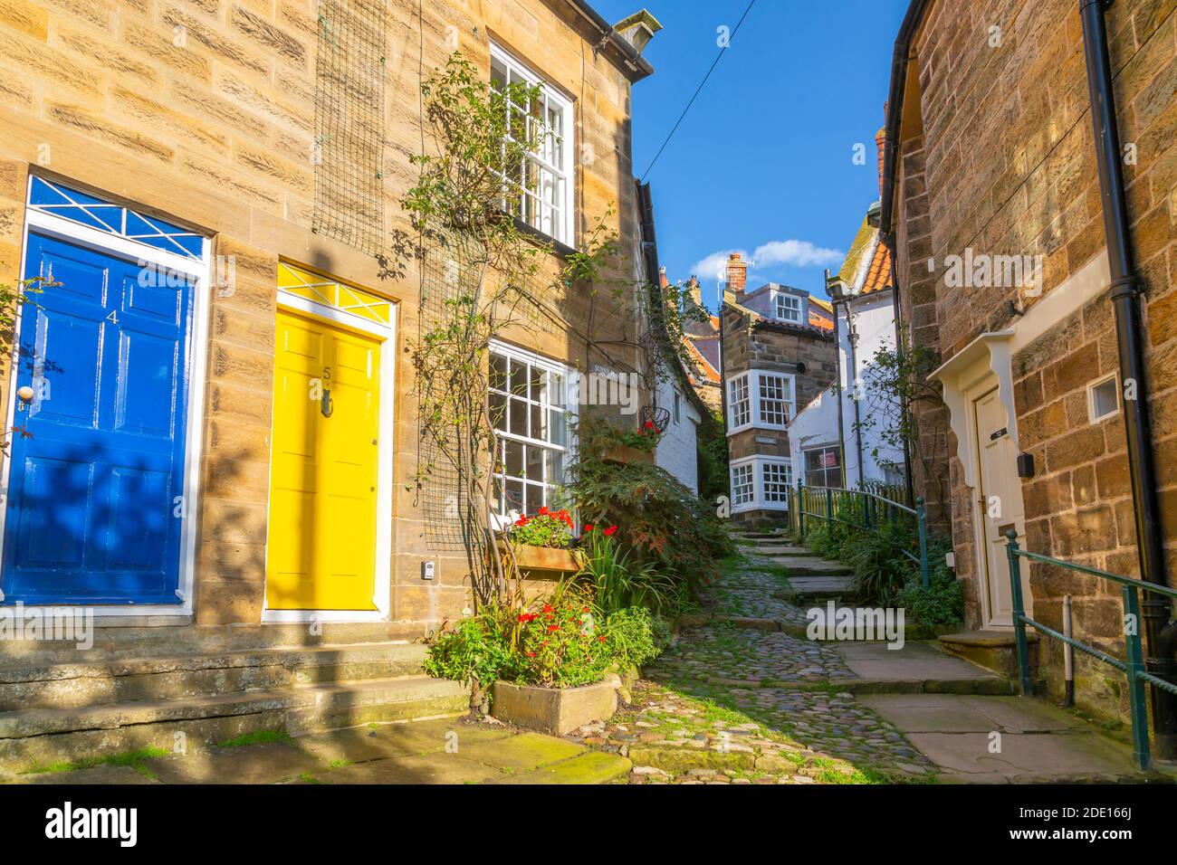 Vue sur les maisons de l'allée pavée ouvrante et étroite dans Old Bay, Robin Hood Bay, North Yorkshire, Angleterre, Royaume-Uni, Europe Banque D'Images