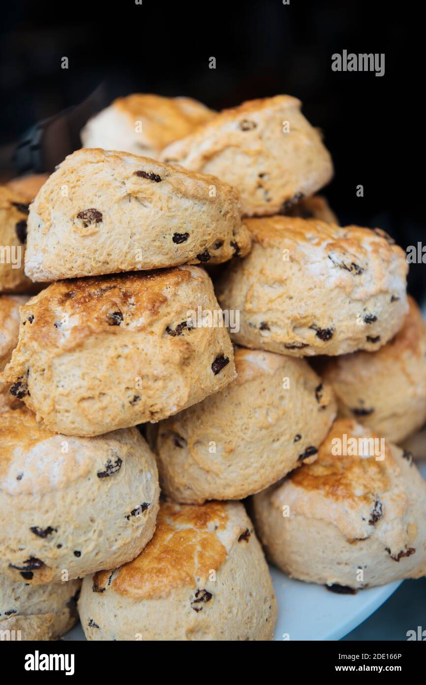 Scones exposés, Bourton-on-the-Water, Cotswolds, Gloucestershire, Angleterre, Royaume-Uni, Europe Banque D'Images