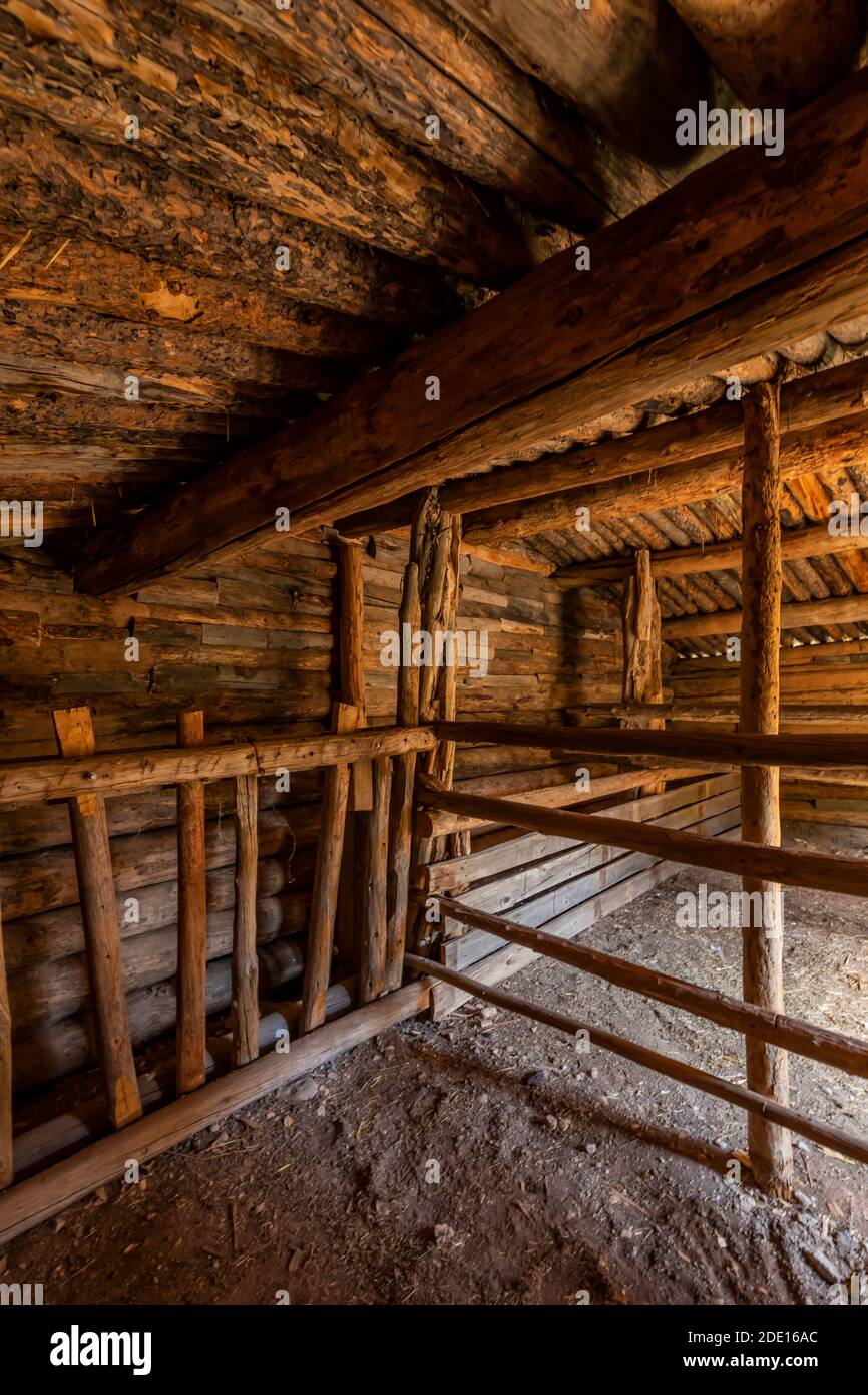 Intérieur de la grange à l'historique Ewing-Snell Ranch, dans l'espace de loisirs national de Bighorn Canyon, près de Lovell, Wyoming, États-Unis Banque D'Images