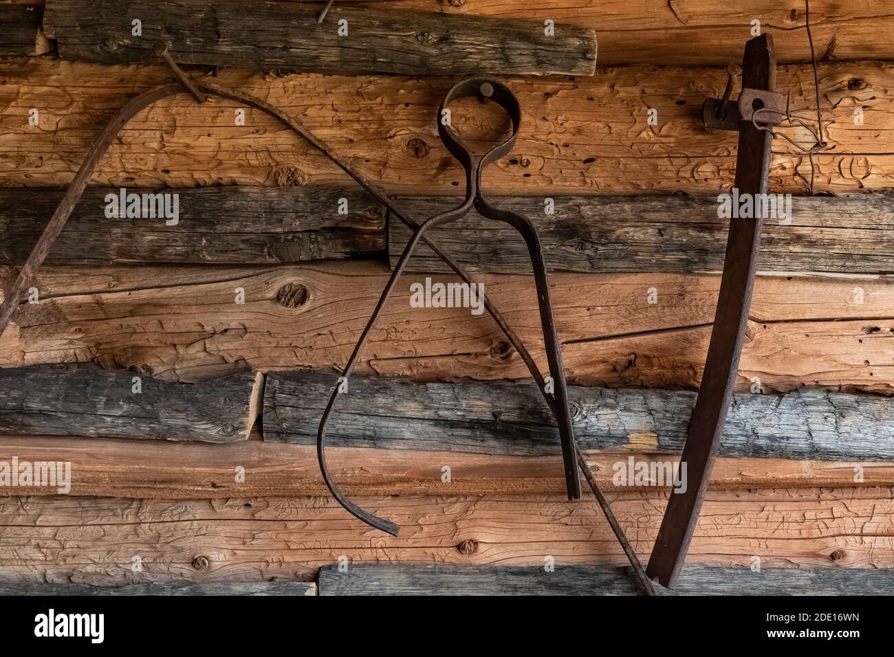 Outils en poulailler et en grange au site historique de Caroline Lockhart Ranch, dans le terrain de loisirs national de Bighorn Canyon, près de Lovell, Wyoming, États-Unis Banque D'Images