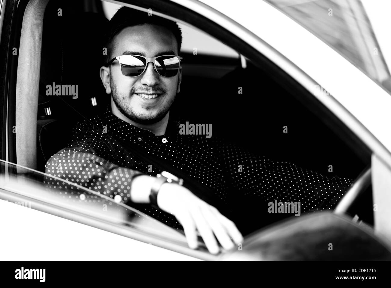 Homme au volant de sa nouvelle voiture Banque d'images noir et blanc ...