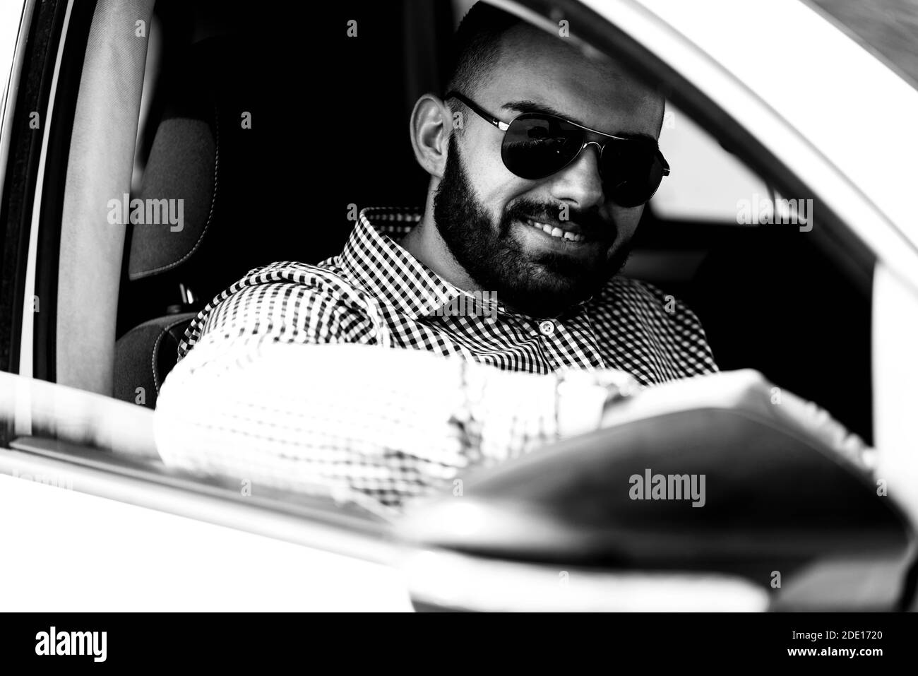 Homme au volant de sa nouvelle voiture Banque d'images noir et blanc ...