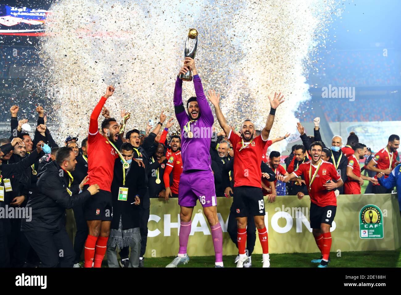 Le Caire, Égypte. 27 novembre 2020. Les joueurs d'Al Ahly en Égypte célèbrent lors de la cérémonie du trophée après le match final de la Ligue des champions de la CAF au Caire, Égypte, le 27 novembre 2020. Credit: Ahmed Gomaa/Xinhua/Alamy Live News Banque D'Images