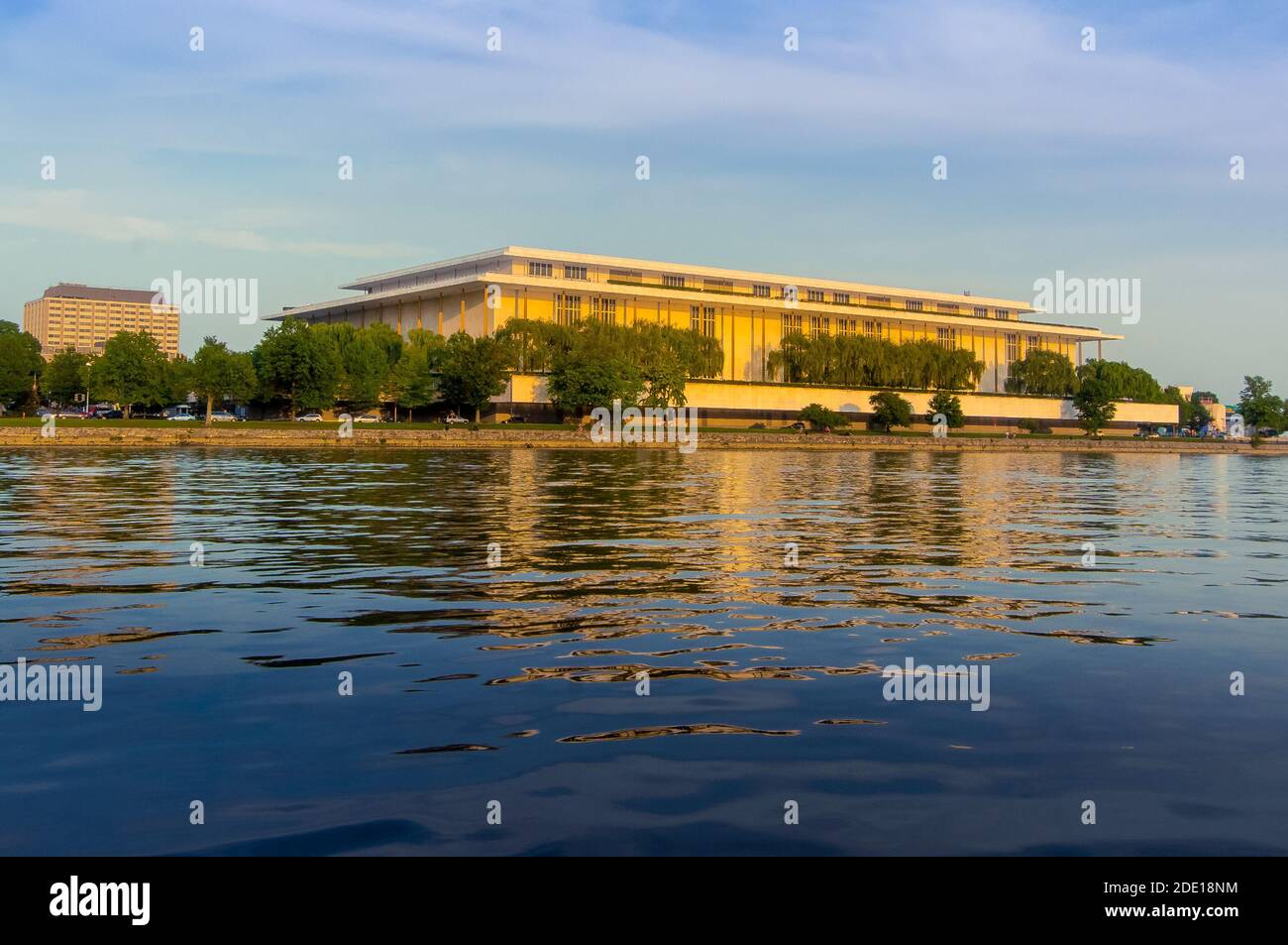 Washington DC--le 18 juillet 2018; vue du John F Kennedy Center for the Performing Arts depuis le fleuve Potomac au coucher du soleil avec bâtiment illuminé en s. Banque D'Images