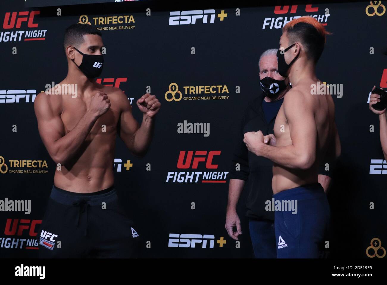 Las Vegas, Nevada, Las Vegas, Nevada, États-Unis. Miguel Baeza et Takashi Sato affrontent lors de l'UFC Vegas 15 Weeins à UFC Apex le 27 novembre 2020 à Las Vegas, Nevada, États-Unis. Crédit : Diego Ribas/PX Imagens/ZUMA Wire/Alay Live News Banque D'Images