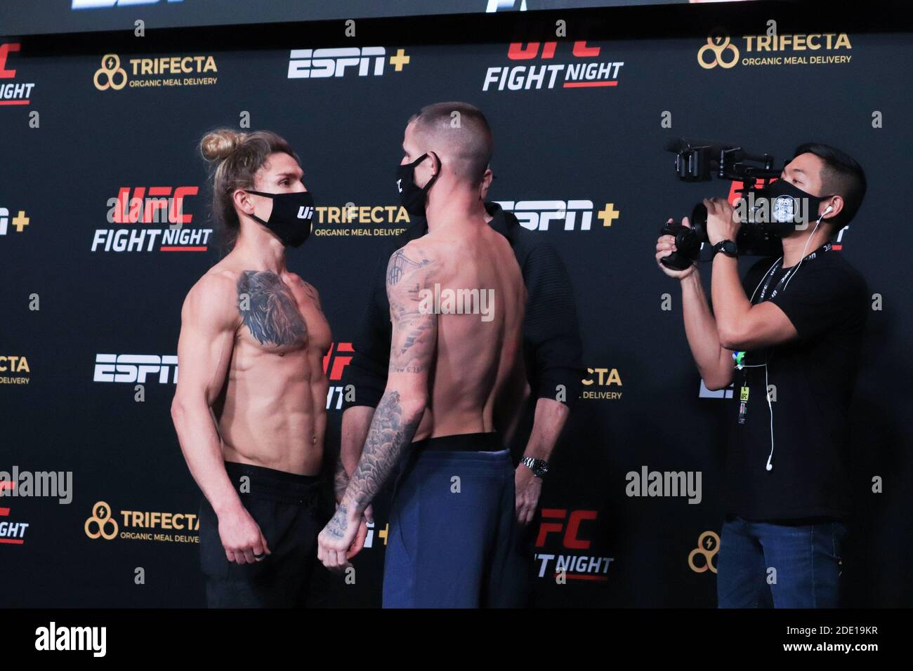 Las Vegas, Nevada, Las Vegas, Nevada, États-Unis. Nate Maness et Luke Sanders affrontent pendant les pesées UFC Vegas 15 à UFC Apex le 27 novembre 2020 à Las Vegas, Nevada, États-Unis. Crédit : Diego Ribas/PX Imagens/ZUMA Wire/Alay Live News Banque D'Images