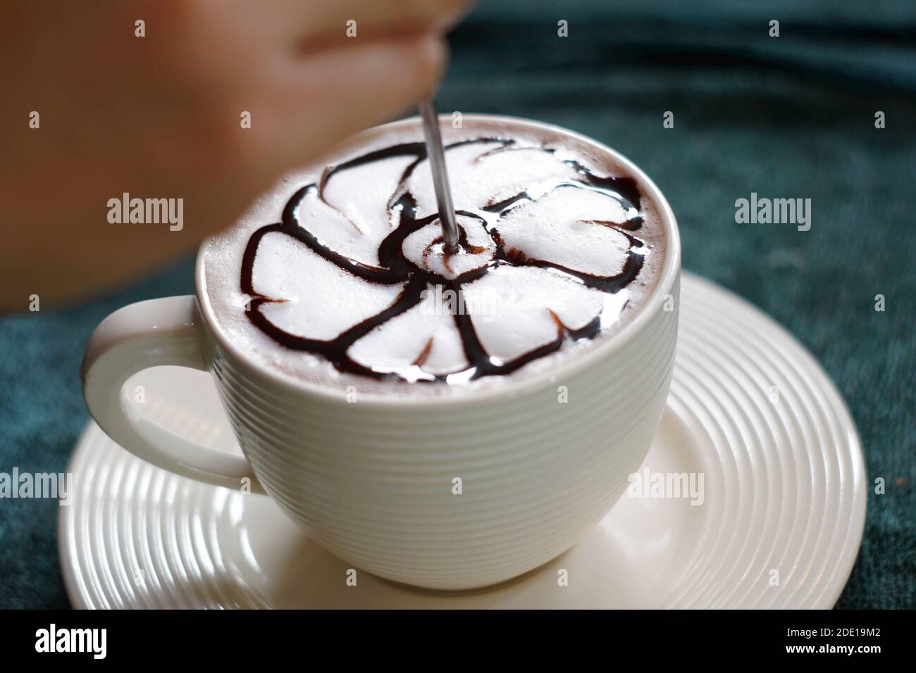 gros plan sur la peinture d'un caramel sur du lait moussant sur le café. Banque D'Images
