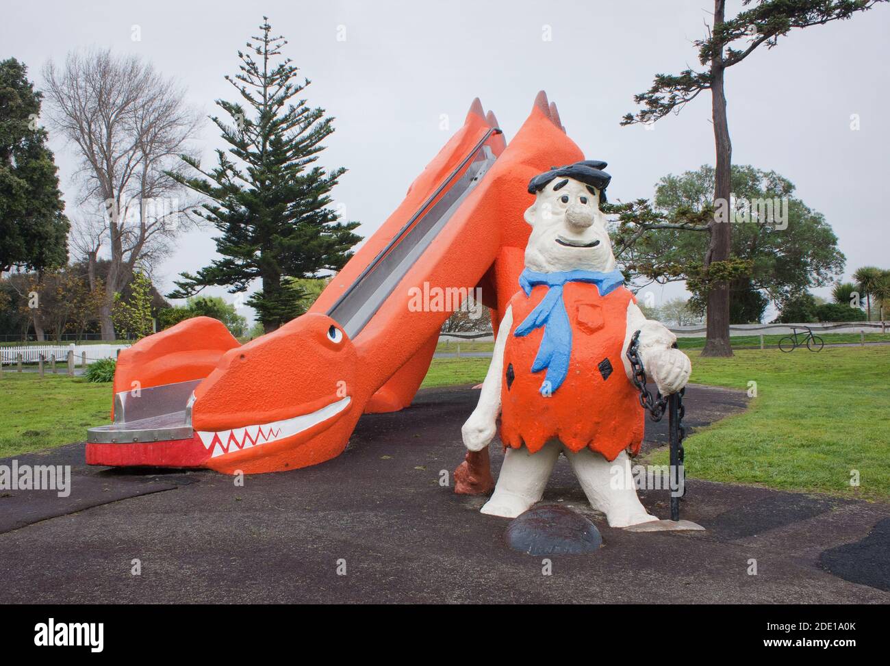 Wanganui, Nouvelle-Zélande - octobre 6 2017 : toboggan de dinosaures et caveteur de Flintstone au parc Kowhai. Banque D'Images