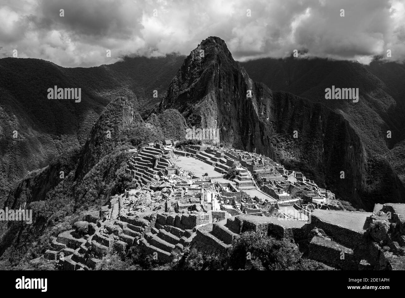 Paysage noir et blanc dramatique de Machu Picchu, Cusco, Pérou. Banque D'Images