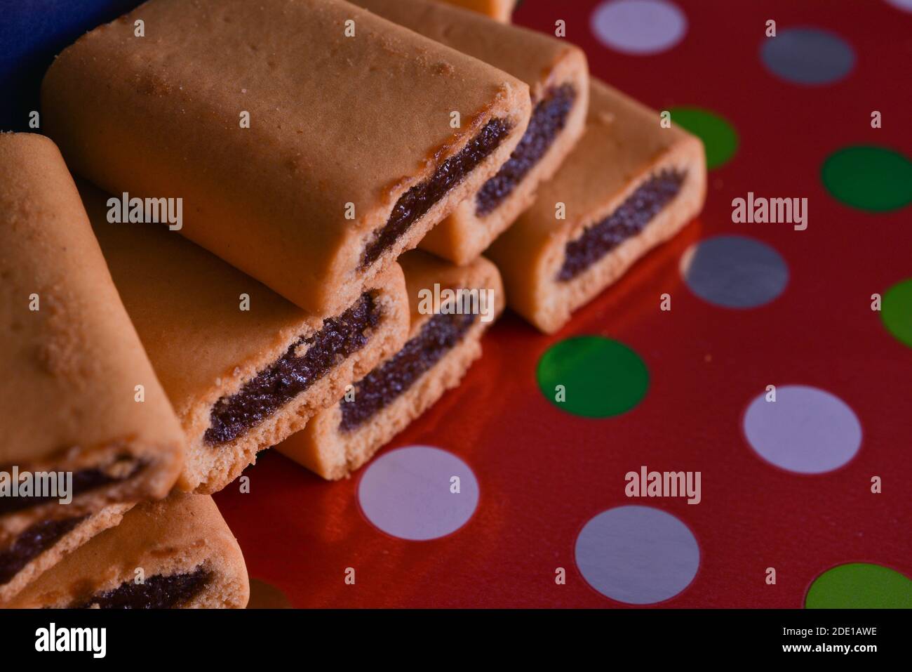 les cookies de la fig sur un fond rouge et à pois Banque D'Images