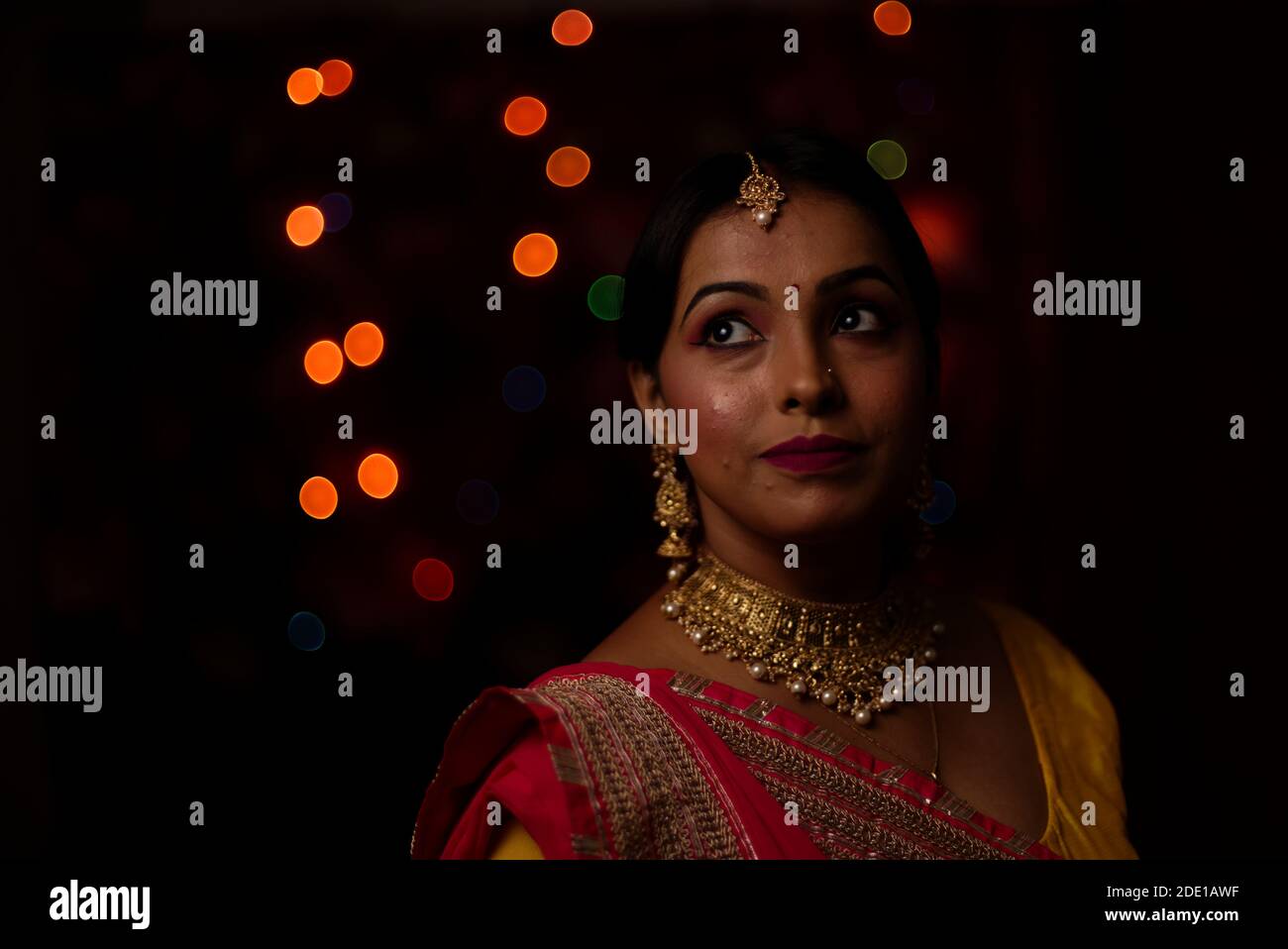 Portrait d'une jeune et belle femme bengali indienne en robe