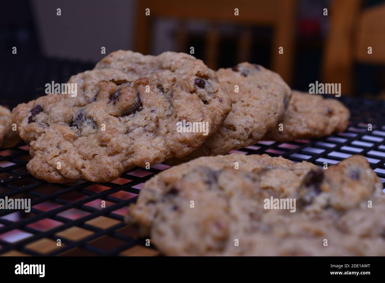 biscuits aux pépites de chocolat, vue latérale sur la grille de refroidissement Banque D'Images