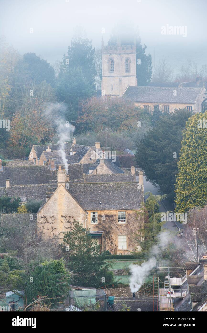 Matin d'automne glacial au lever du soleil surplombant Naunton. Cotswolds, Gloucestershire, Angleterre Banque D'Images