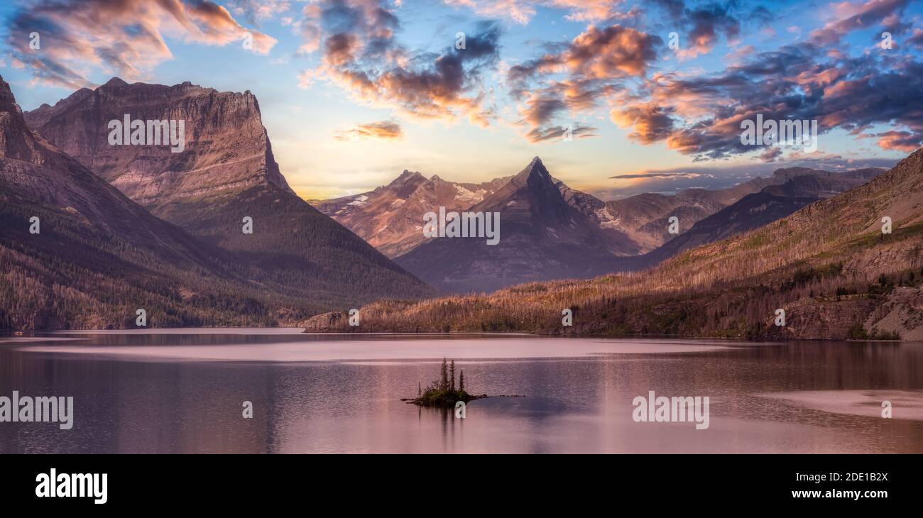 Vue sur un lac Glacier avec paysage des montagnes Rocheuses américaines Banque D'Images