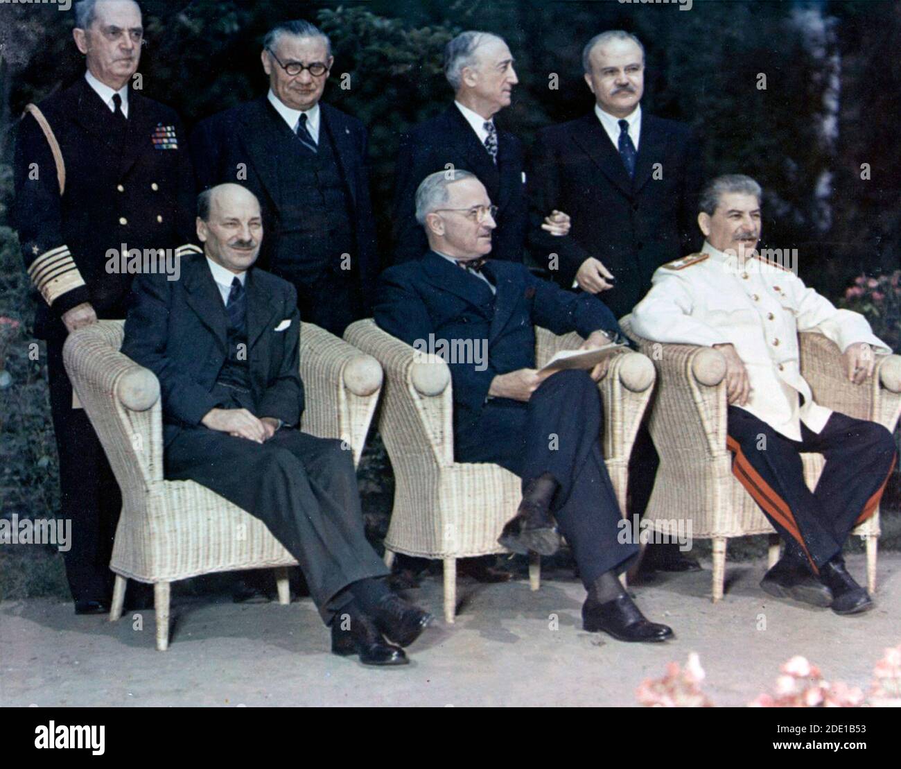 Les "Big Three" posent avec leurs principaux conseillers, à Potsdam, en Allemagne, vers le 28 juillet -- 1er août 1945. Les trois chefs de gouvernement sont (assis, de gauche à droite) : le Premier ministre britannique Clement Attlee ; le président américain Harry S. Truman ; le premier ministre soviétique Joseph Staline. Derrière eux se trouvent (de gauche à droite): L'amiral William D. Leahy, USN, chef d'état-major de Truman; le ministre britannique des Affaires étrangères Ernest Bevin; le secrétaire d'État américain James F. Byrnes; le ministre soviétique des Affaires étrangères Vyacheslav Molotov. Banque D'Images