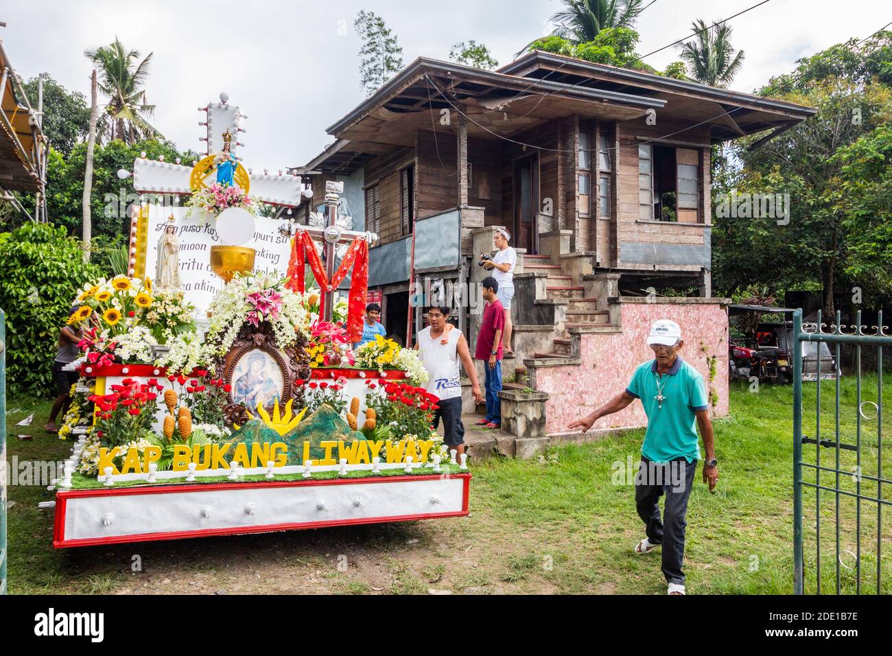 Un flotteur de festival entièrement couvert sort d'un terrain de résidence où il participera à la procession pendant le festival de mai Flower Tapusan en A. Banque D'Images