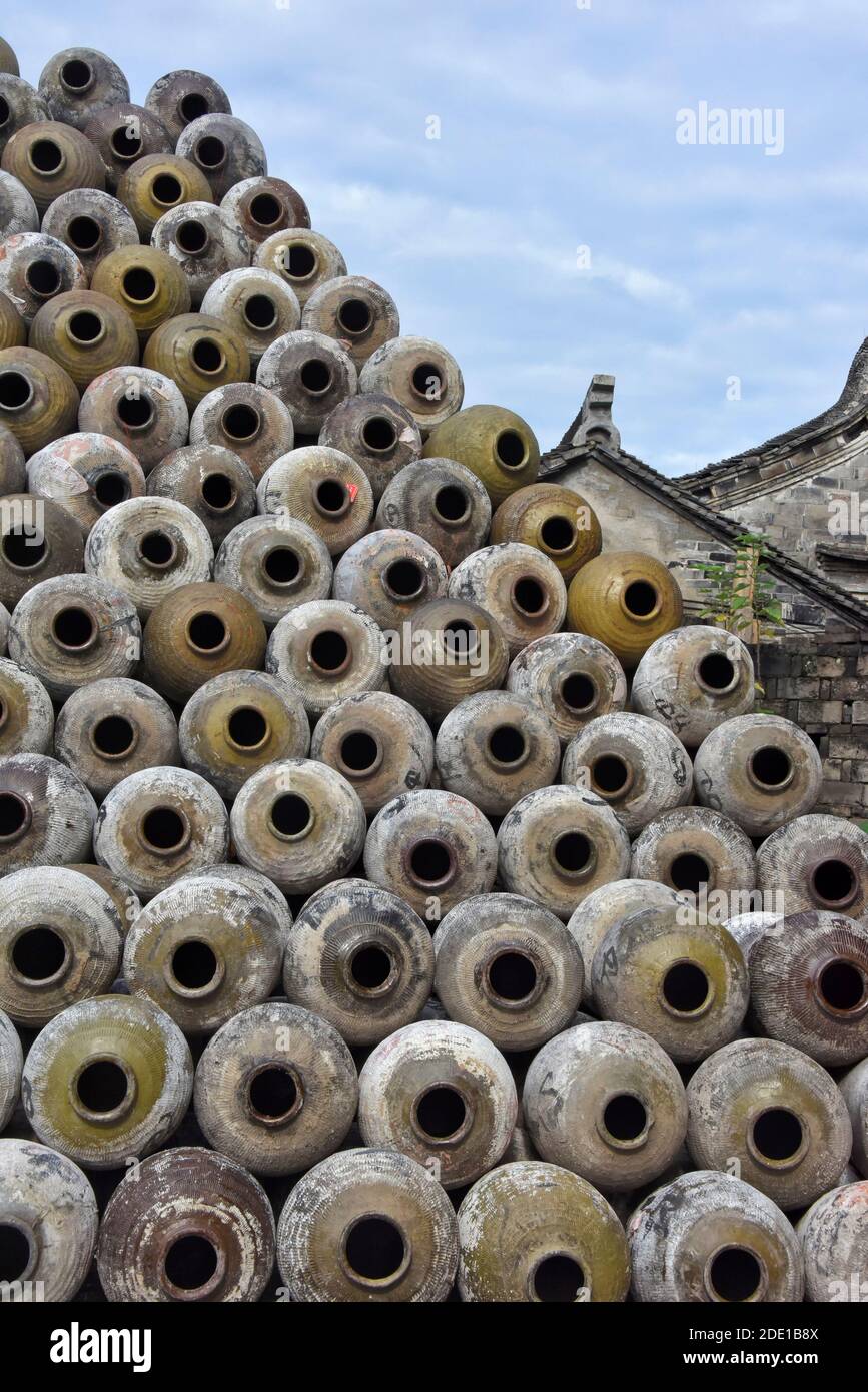 Grande pile de pots de vin dans un domaine viticole, Linhai, province de Zhejiang, Chine Banque D'Images