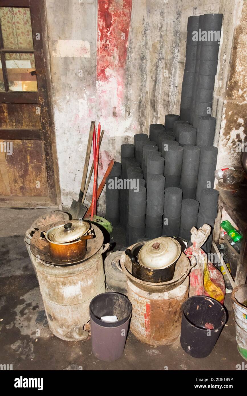 Poêle et briquettes de charbon dans une ancienne maison de thé, Pengzhen, Chengdu, province du Sichuan, Chine Banque D'Images