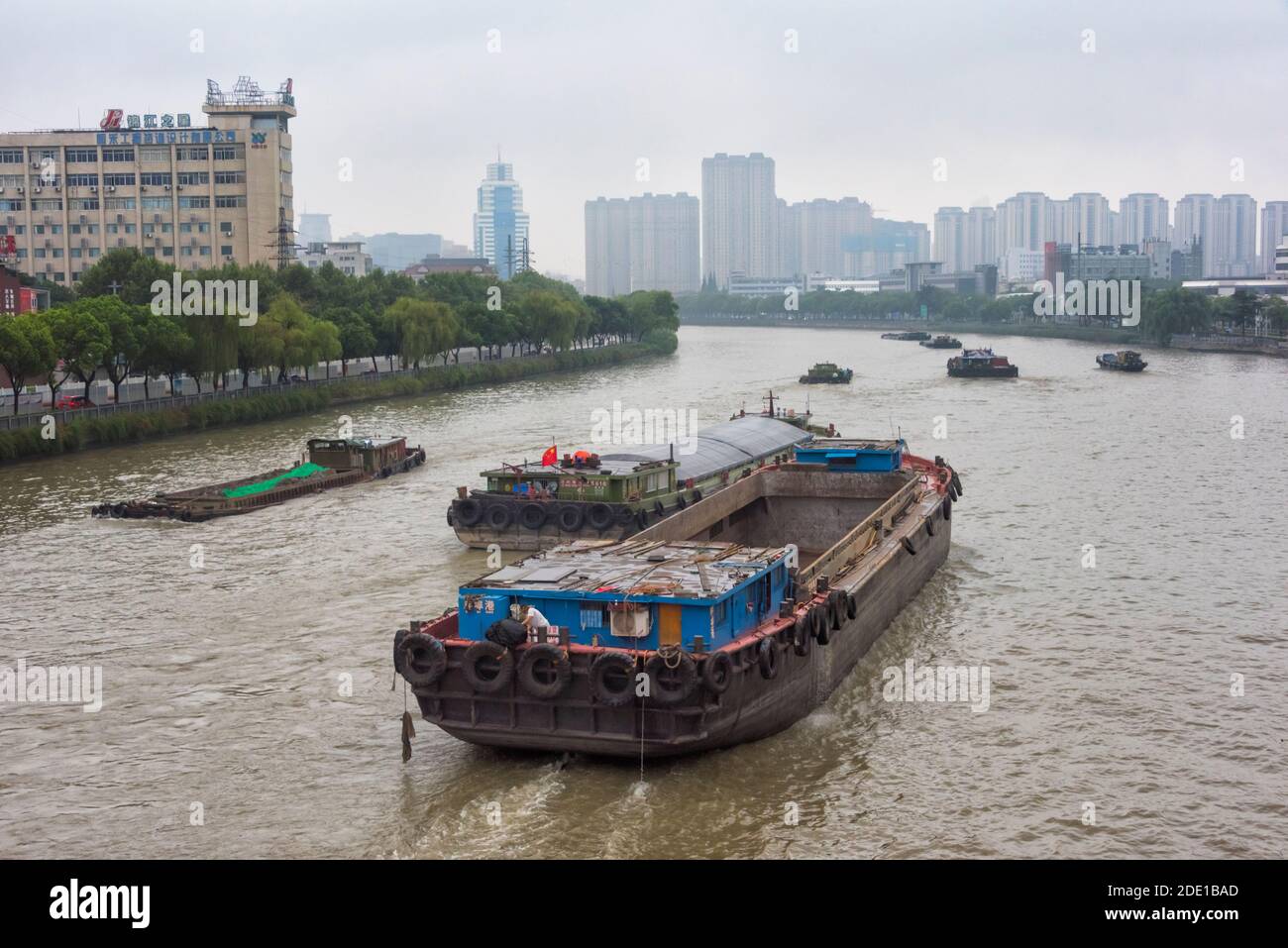 Barges sur le Grand Canal sous la pluie, Wuxi, province de Jiangsu, Chine Banque D'Images