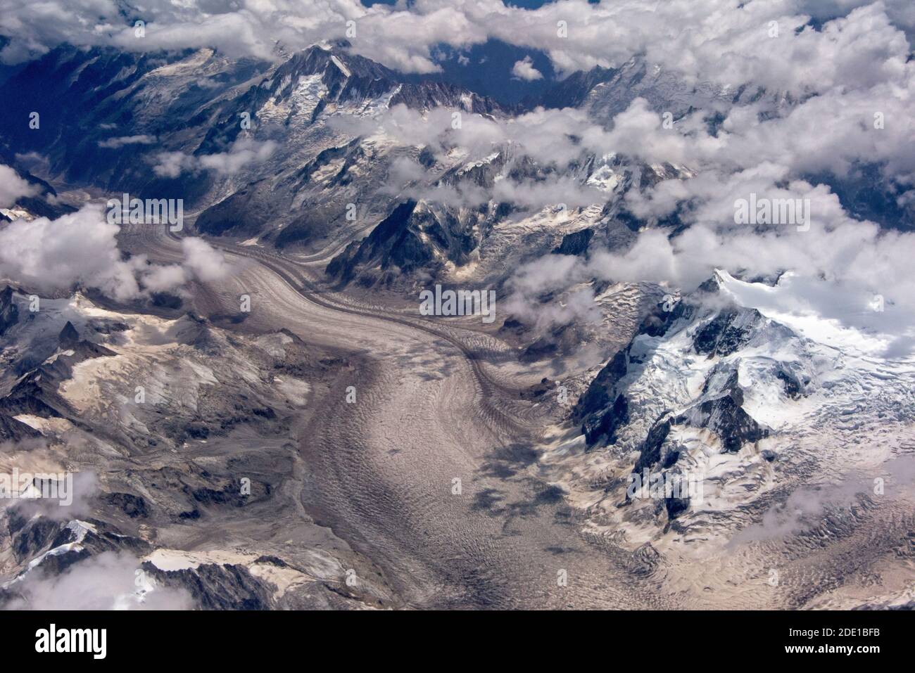 Vue aérienne de la montagne enneigée et du glacier sur le plateau tibétain, en Chine Banque D'Images